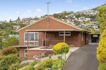 Lovely 2 Bed Home With Views