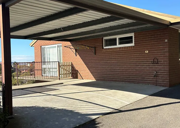 Lovely 2 Bed Home With Views